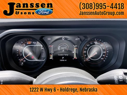 Used 2025 Jeep Wrangler Unlimited Rubicon w/ Convenience Group AWD/4WD image 21