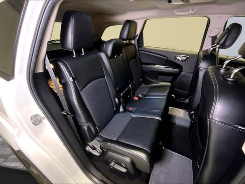 Used 2018 Dodge Journey Crossroad w/ Driver Convenience Group image 24