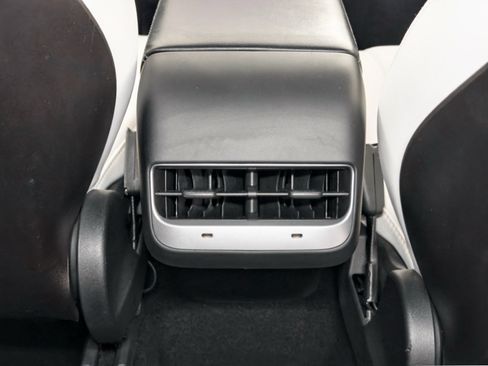Used 2021 Tesla Model Y Long Range AWD/4WD image 19