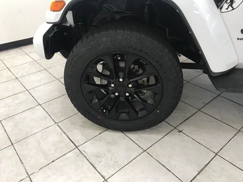 Used 2023 Jeep Wrangler Unlimited Sahara AWD/4WD image 7