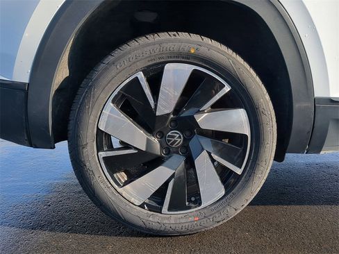 Used 2024 Volkswagen Atlas Cross Sport SE image 14