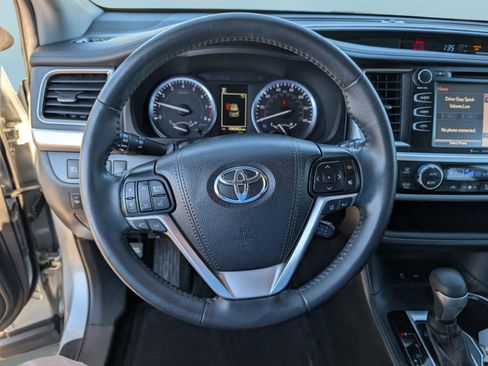 Used 2019 Toyota Highlander SE image 22