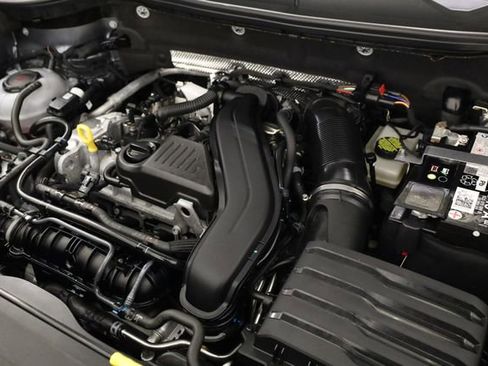 Used 2025 Volkswagen Taos SE w/ Black Wheel Package image 8