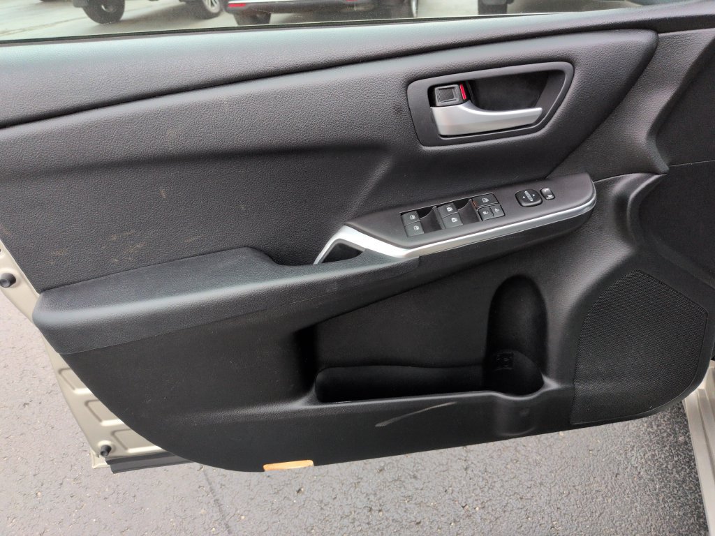 Used 2017 Toyota Camry SE FWD image 10