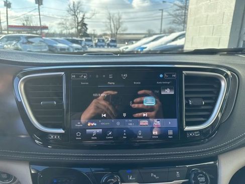 Used 2024 Chrysler Pacifica Select image 17