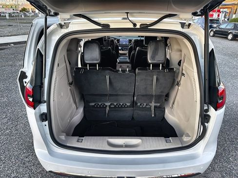 Used 2023 Chrysler Pacifica Limited w/ Uconnect Theater Family Group image 21