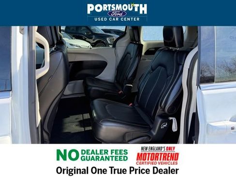 Used 2024 Chrysler Pacifica Touring-L image 5