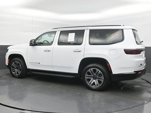 Used 2024 Jeep Wagoneer Series II w/ Flexible Seating Group RWD image 7