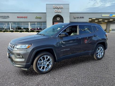 Certified 2024 Jeep Compass Latitude AWD/4WD image 4
