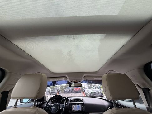 Used 2018 Jaguar F-PACE Premium image 19