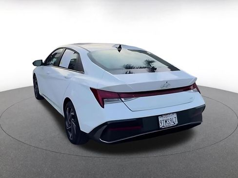 Used 2025 Hyundai Elantra Limited image 4