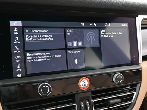 Used 2025 Porsche Macan AWD/4WD image 20