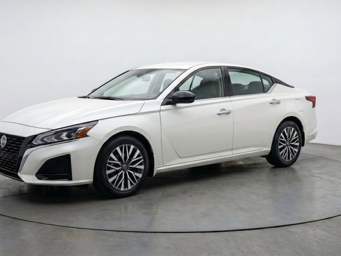 Used 2025 Nissan Altima 2.5 SV FWD image 3