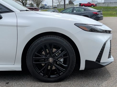 Used 2025 Toyota Camry SE w/ Convenience Package image 12