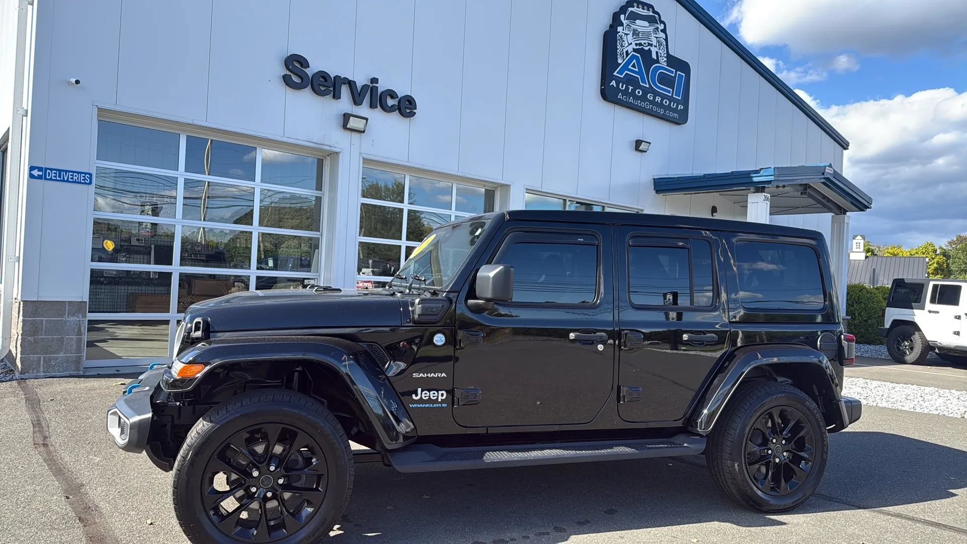 Used 2024 Jeep Wrangler Unlimited Sahara w/ Technology Group AWD/4WD image 1