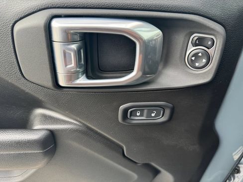 Used 2025 Jeep Gladiator Sport AWD/4WD image 20