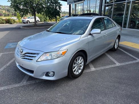 Used 2011 Toyota Camry XLE w/ SE/XLE Extra-Value Pkg FWD image 4