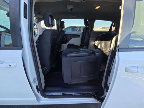 Used 2018 Dodge Grand Caravan SE w/ UConnect Hands-Free Group image 17