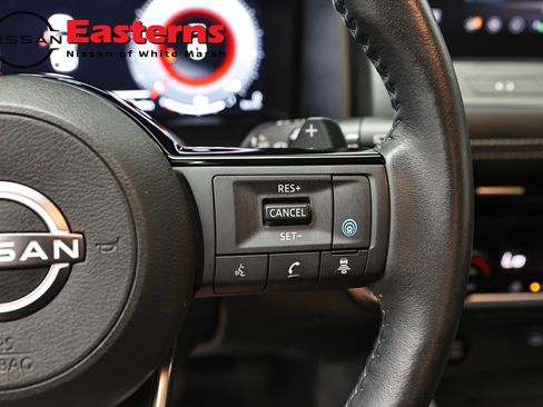 Used 2024 Nissan Rogue SL AWD/4WD image 16