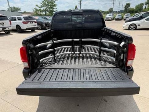 Used 2017 Toyota Tacoma TRD Sport w/ Tow Package (A/T) AWD/4WD image 9