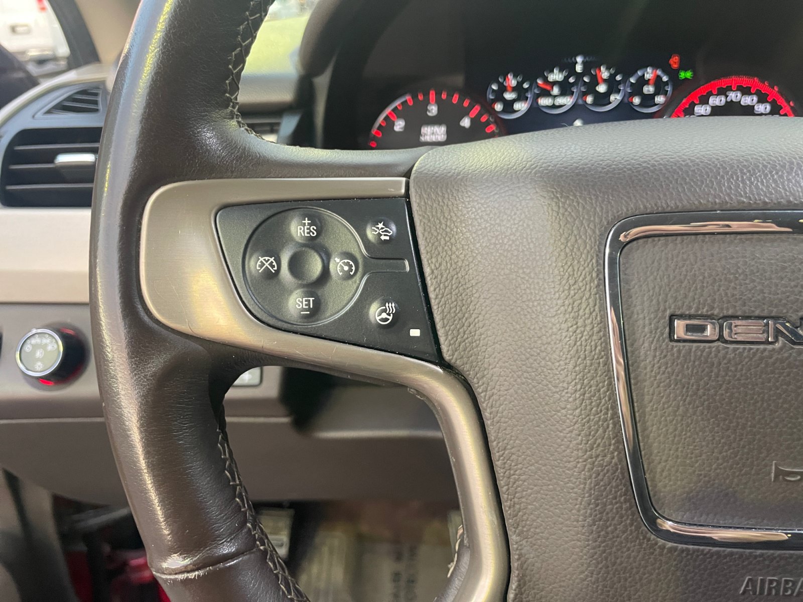 Used 2015 GMC Yukon Denali AWD/4WD image 10