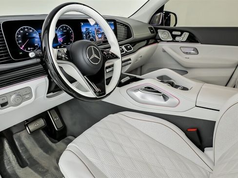 Used 2024 Mercedes-Benz Maybach GLS 600 4MATIC image 21