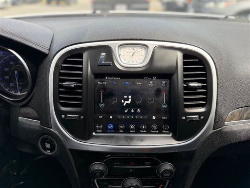 Used 2019 Chrysler 300 Limited AWD/4WD image 39