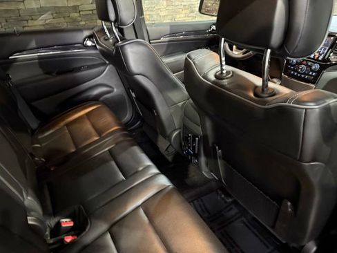 Used 2019 Jeep Grand Cherokee Overland AWD/4WD image 33