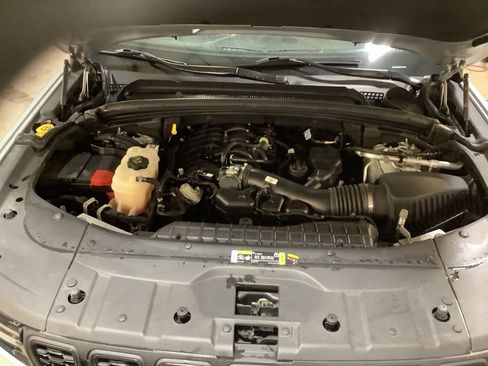 Used 2023 Jeep Grand Cherokee L Laredo image 15