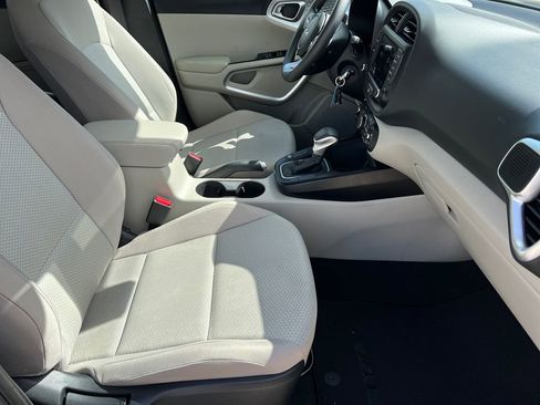 Used 2025 Kia Soul LX FWD image 7