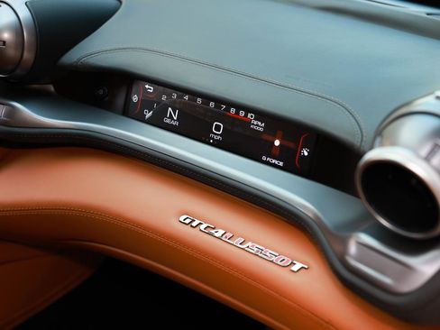 Used 2019 Ferrari GTC4Lusso T image 25