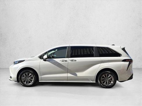 Used 2025 Toyota Sienna XLE image 8