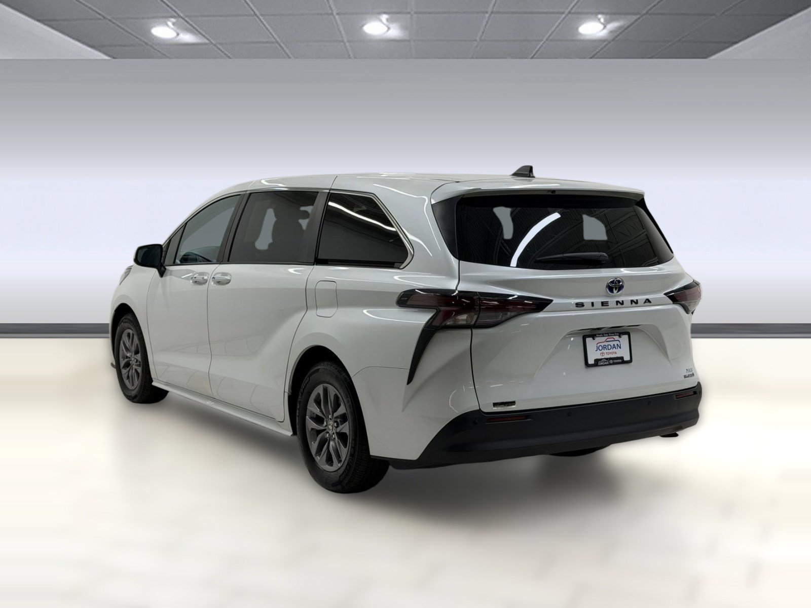 Used 2024 Toyota Sienna XLE FWD image 2
