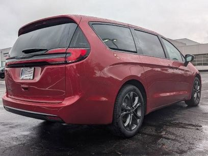 New 2026 Chrysler Pacifica Select