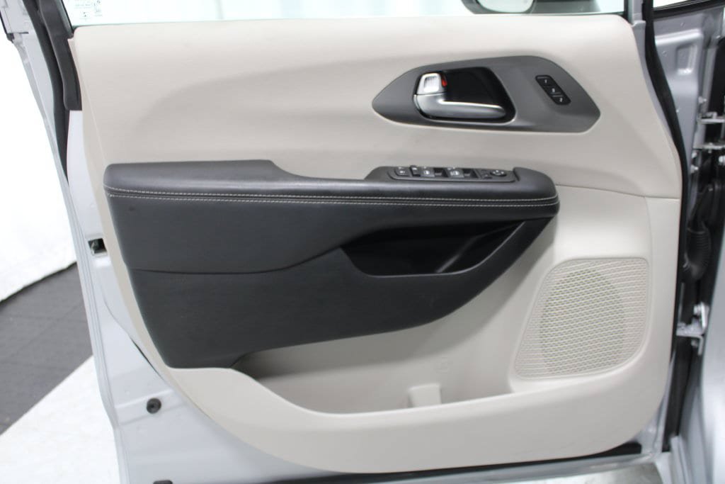Used 2023 Chrysler Pacifica Touring-L FWD image 10