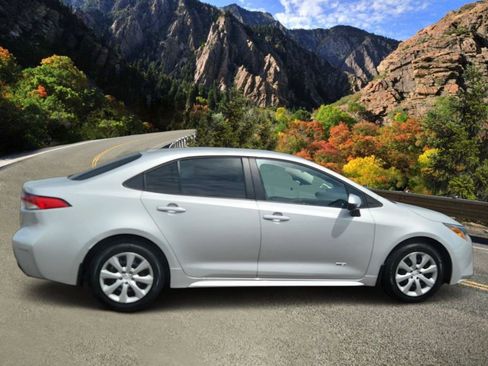 Used 2025 Toyota Corolla LE FWD image 2