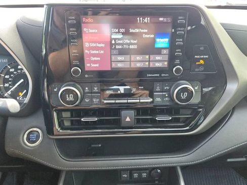 Used 2021 Toyota Highlander XLE FWD image 18