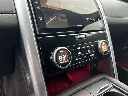 Certified 2024 Land Rover Discovery Metropolitan Edition image 29