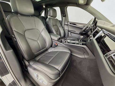 Certified 2025 Porsche Macan image 30