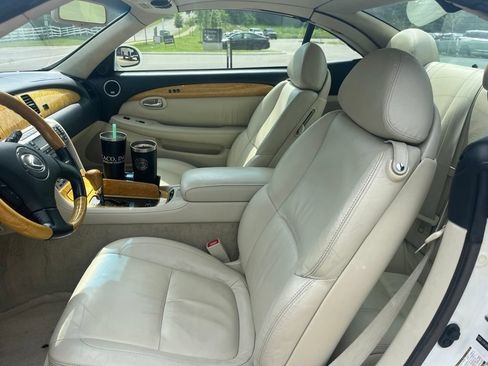 Used 2005 Lexus SC 430 Convertible RWD image 2