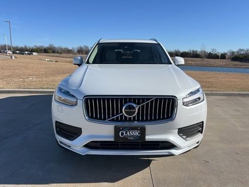 Used 2022 Volvo XC90 T6 Momentum image 2