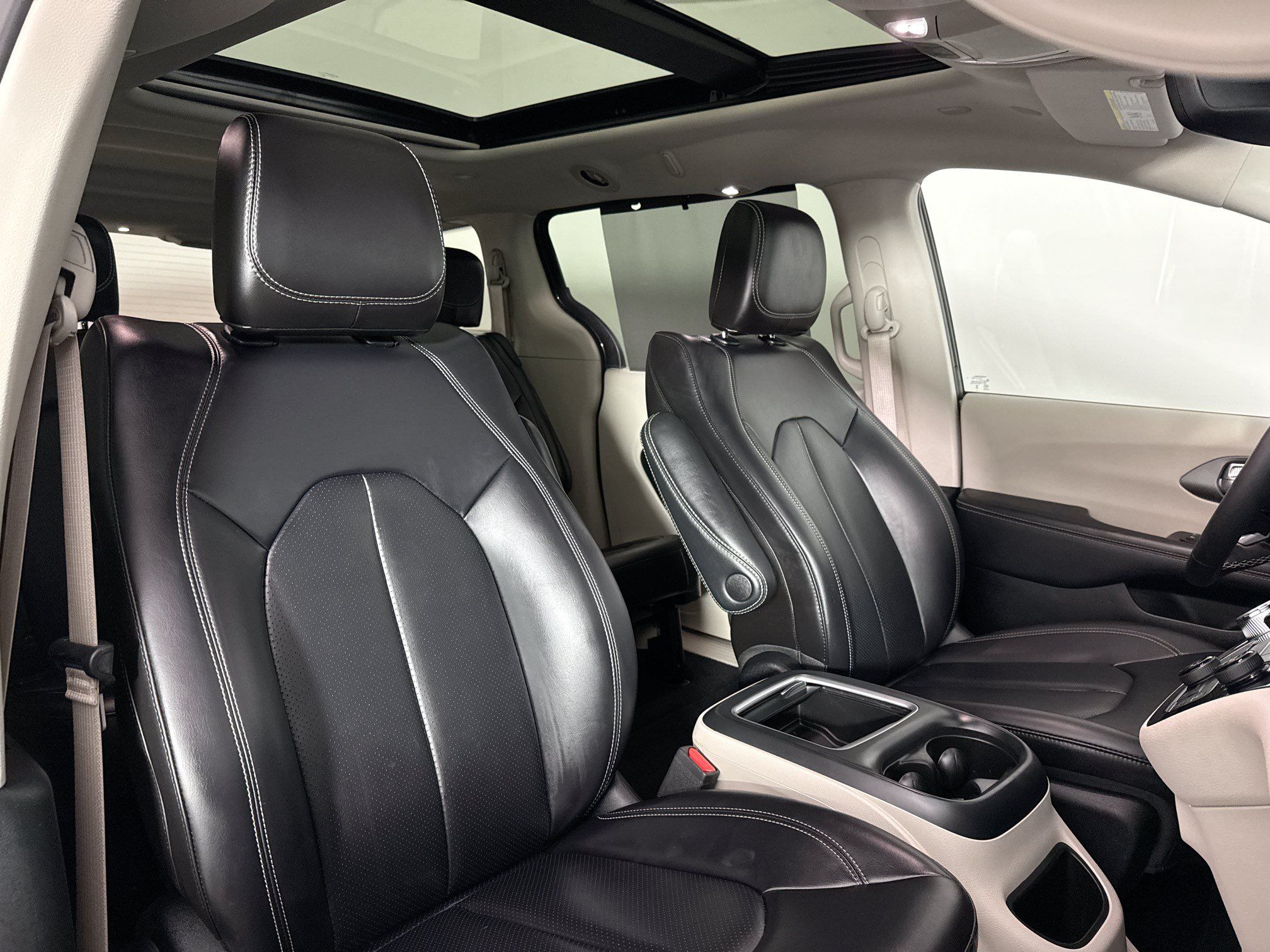 Used 2023 Chrysler Pacifica Touring-L AWD/4WD image 37