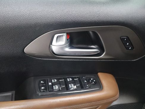 Used 2019 Chrysler Pacifica Limited w/ Tire & Wheel Group FWD image 13