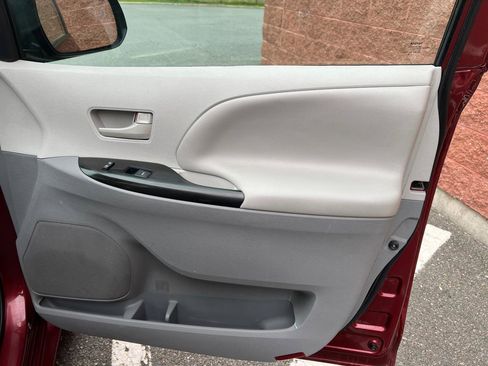 Used 2014 Toyota Sienna LE FWD image 16