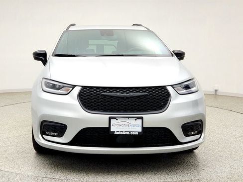 Used 2024 Chrysler Pacifica Touring-L w/ S Appearance Package AWD/4WD image 2