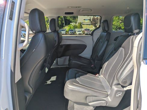 Used 2023 Chrysler Pacifica Touring-L FWD image 30