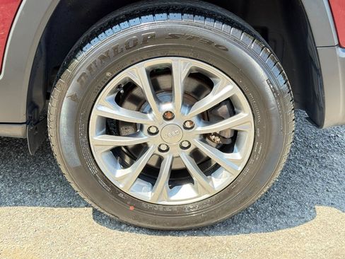 Used 2019 Jeep Cherokee Latitude Plus w/ Comfort/Convenience Group AWD/4WD image 80