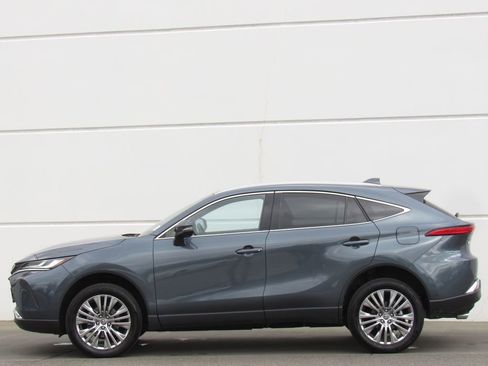 Used 2023 Toyota Venza XLE image 4