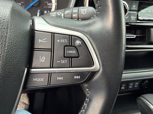 Used 2022 Toyota Highlander XLE image 21