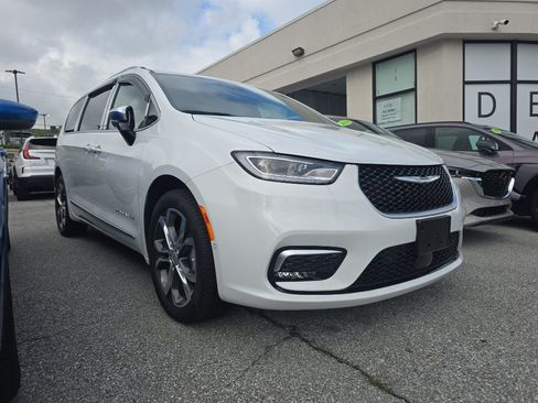 Used 2025 Chrysler Pacifica Pinnacle AWD/4WD image 2